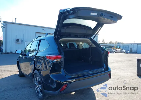 2021 Toyota Highlander Xle z USA, uszkodzony, nr VIN 5TDGZRBH5MS108953